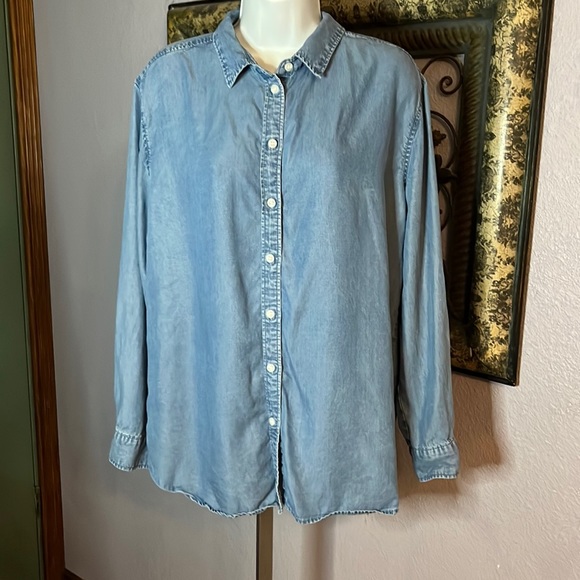 H&M Tops - H&M Blue denim chambray white button front button down shirt Sz M
